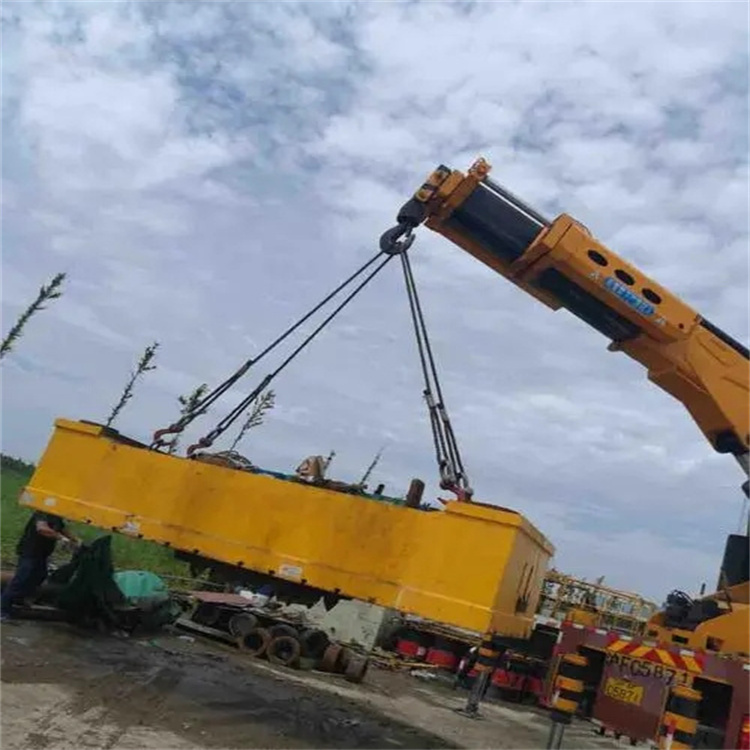 宜城吊运集装箱的吊车